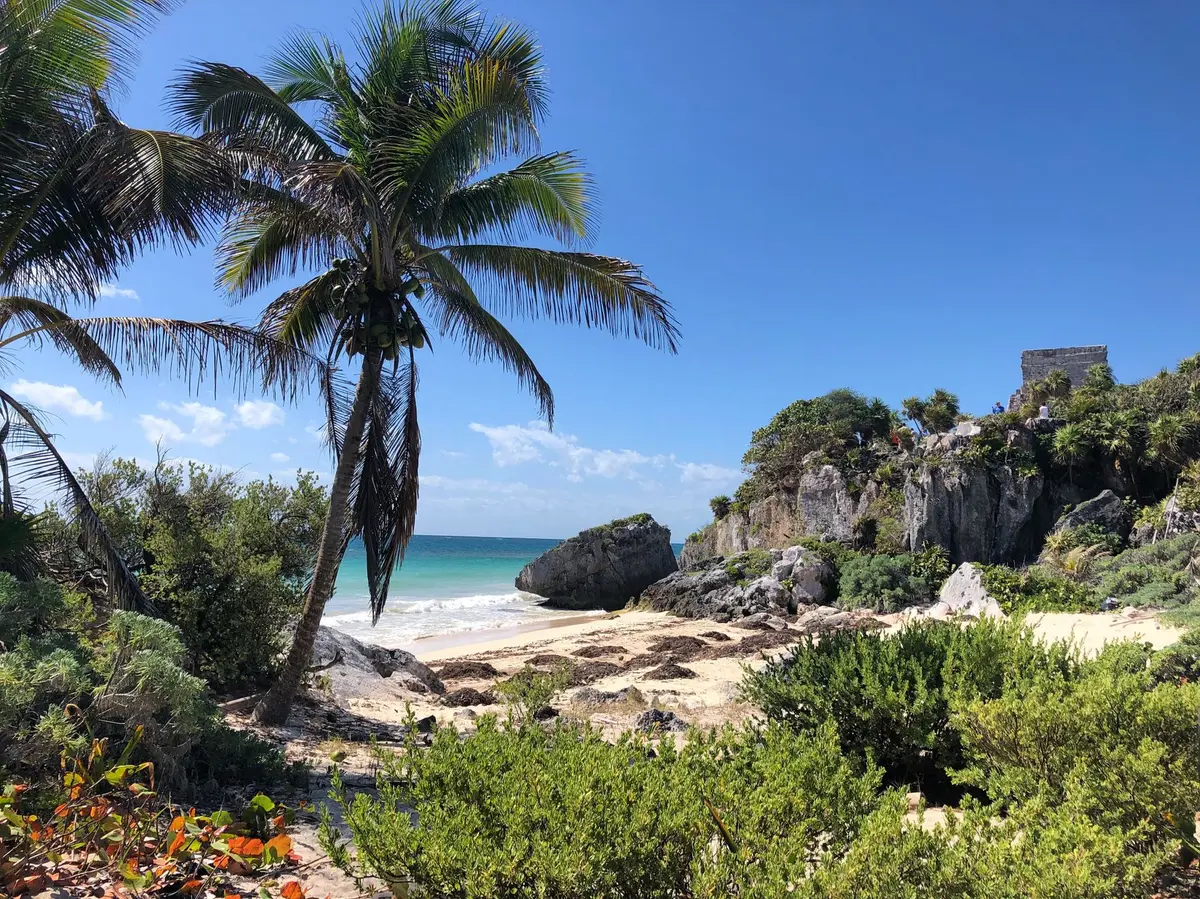 Playa junto a la zona arqueológica de Tulum, destino que se compara con Cancún para invertir en bienes raíces