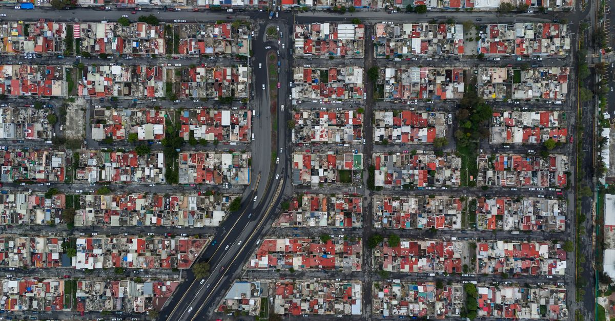 Calle con cafés y edificios residenciales en una colonia de Guadalajara para jóvenes