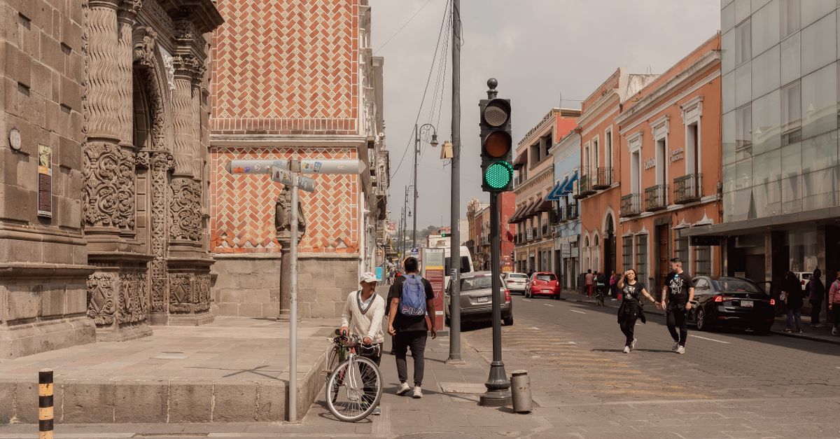 Vista de una calle residencial en la Ciudad de México con edificios de departamentos