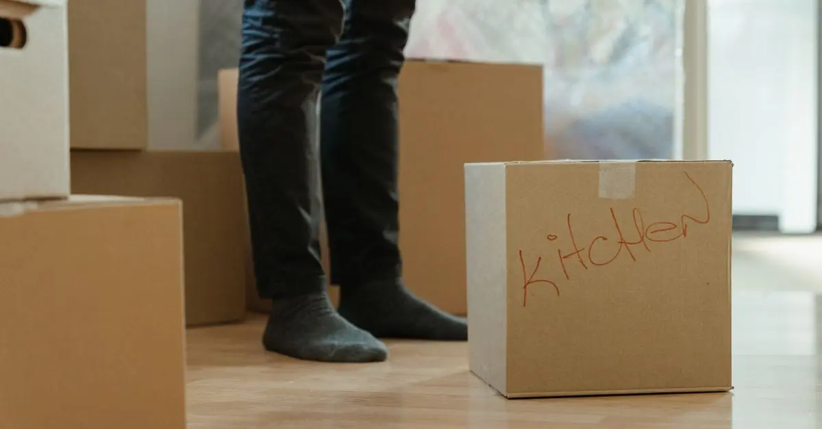 Camión de mudanza cargando cajas y muebles frente a una casa en México