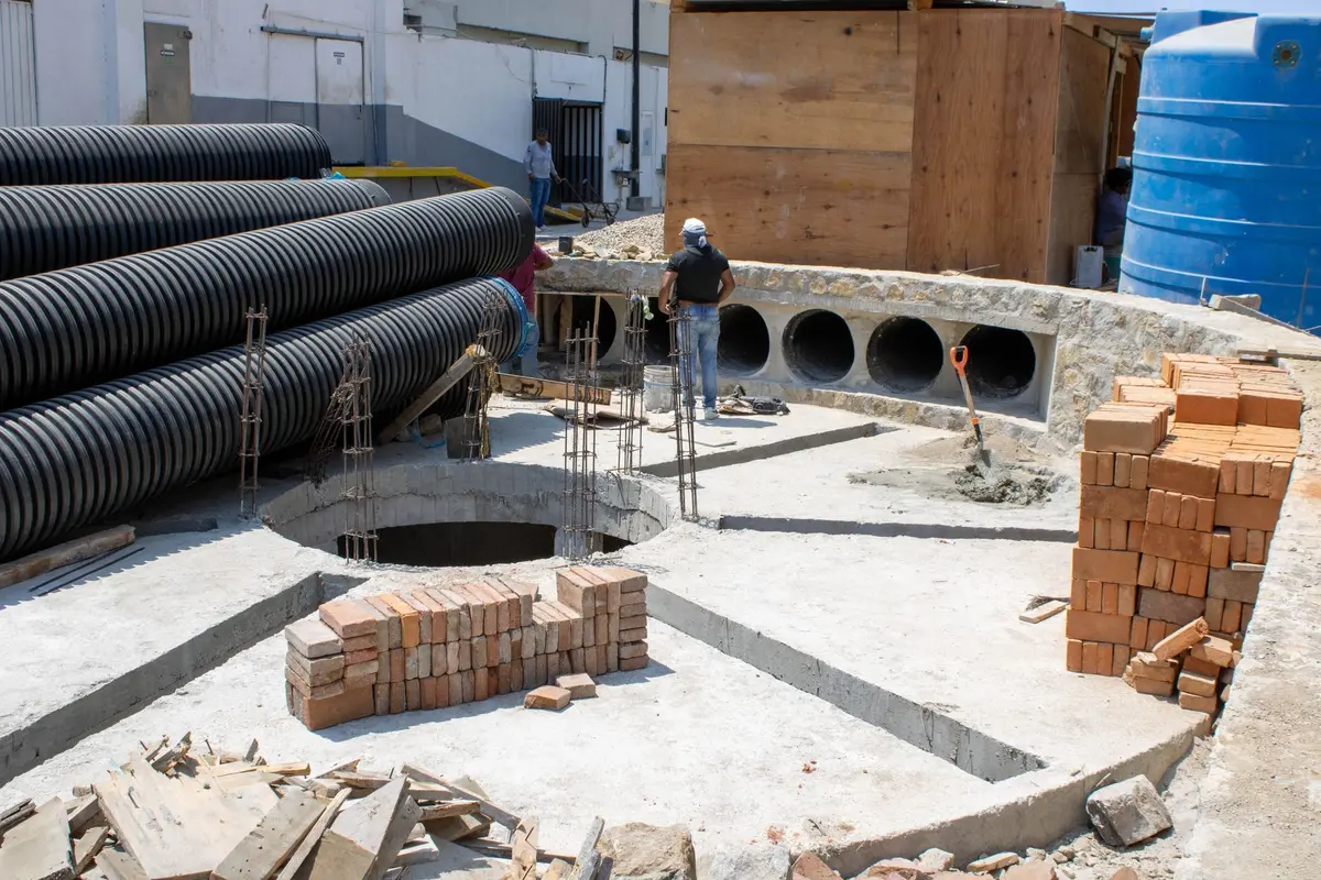 Obra en proceso con ladrillos, varillas y tubería en México: avance que conviene documentar cuando el desarrollador retrasa la entrega