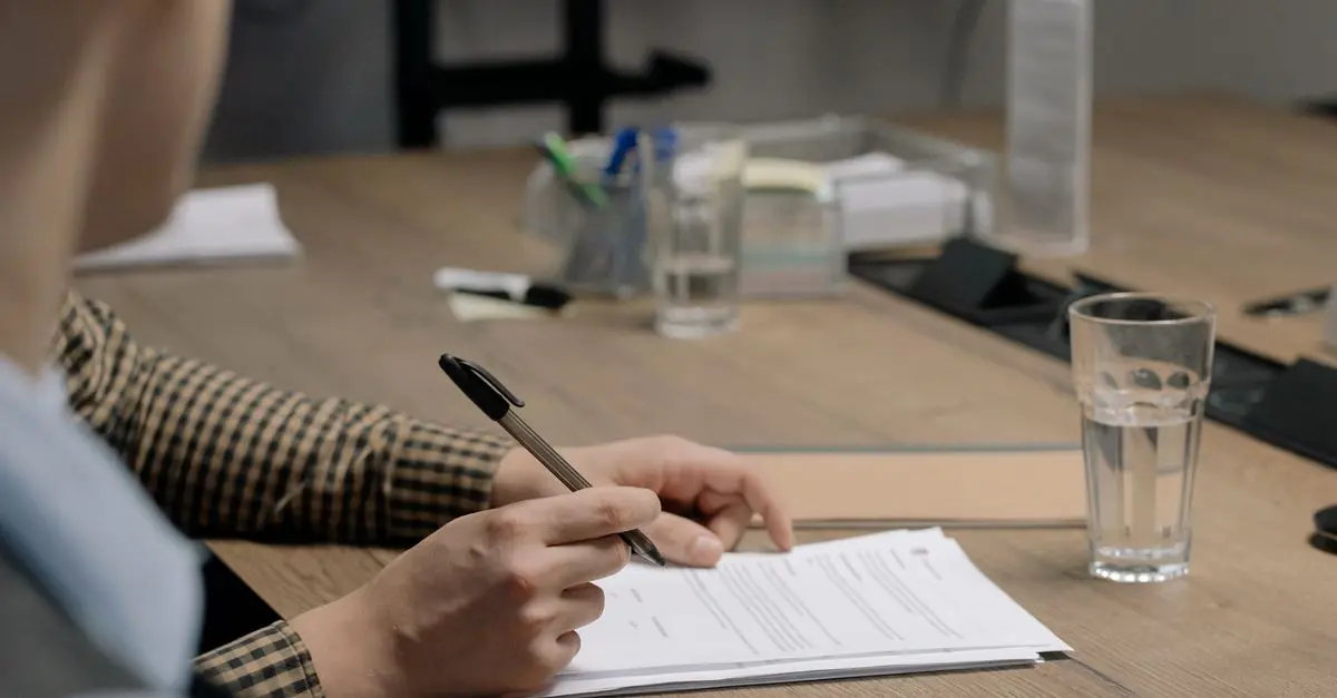 Familia revisando documentos legales de una herencia junto a un notario