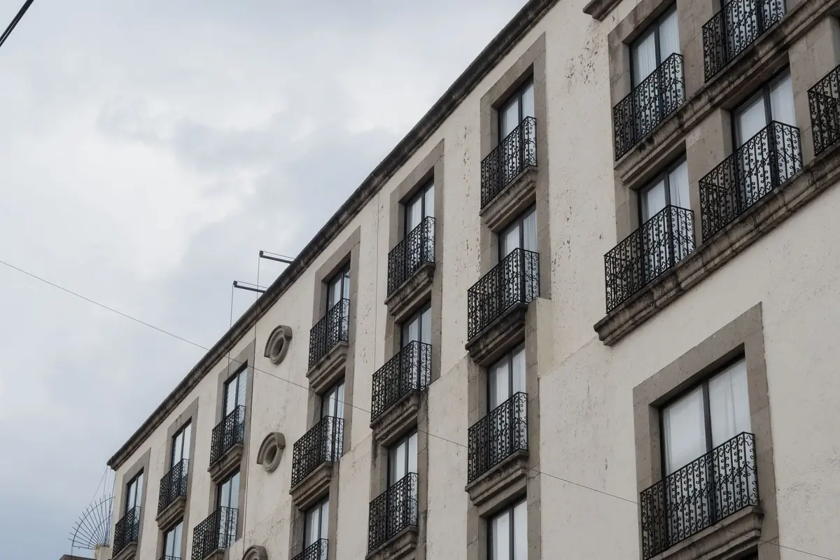 Edificio de departamentos con balcones de herrería en Toluca, regido por la ley de condominios del Estado de México