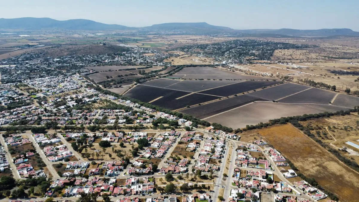 Vista aérea de lotes y colonias en Querétaro, México: linderos y litigio de colindancia entre vecinos