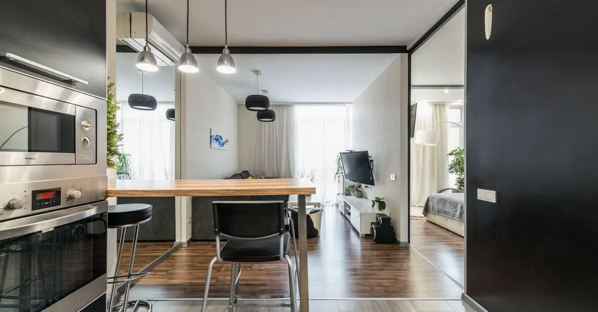 Interior de un loft con techos altos comparado con un departamento tradicional