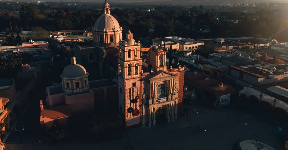Vista aérea de ciudad del Bajío con crecimiento inmobiliario