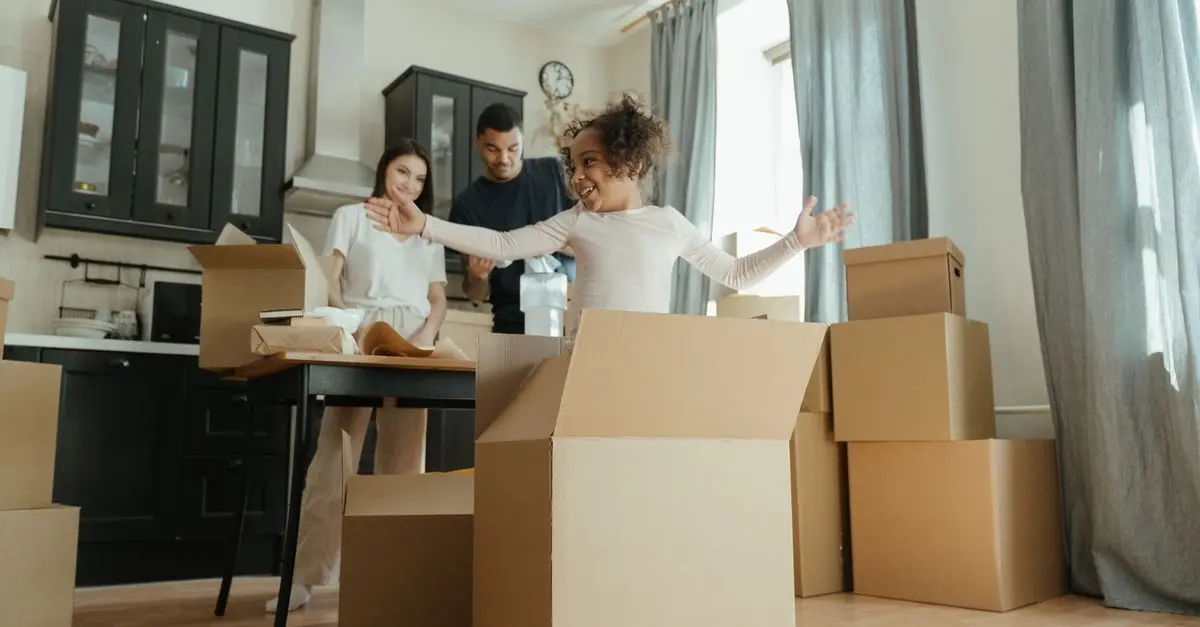 Cajas de mudanza etiquetadas por habitación listas para el traslado