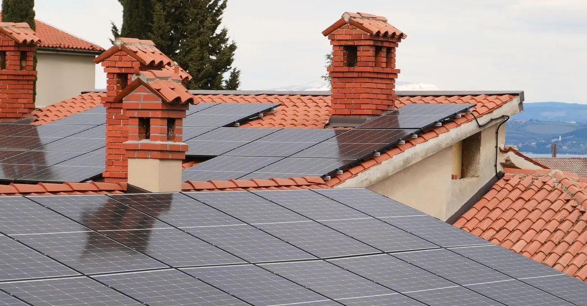 Paneles solares instalados en el techo de una casa residencial en México