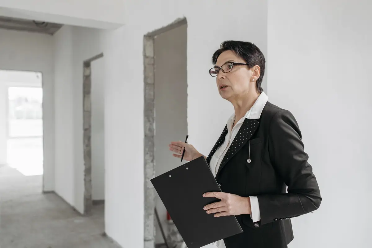 Verificadora con carpeta revisando una vivienda en obra negra: así se supervisa el avance de obra registrado en el RUV (Registro Único de Vivienda)